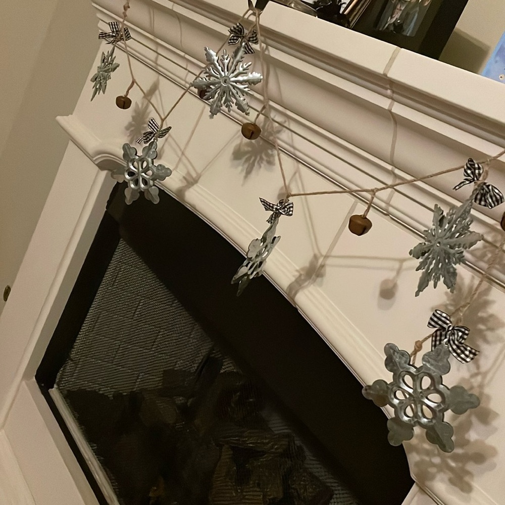 Metal snowflakes garland